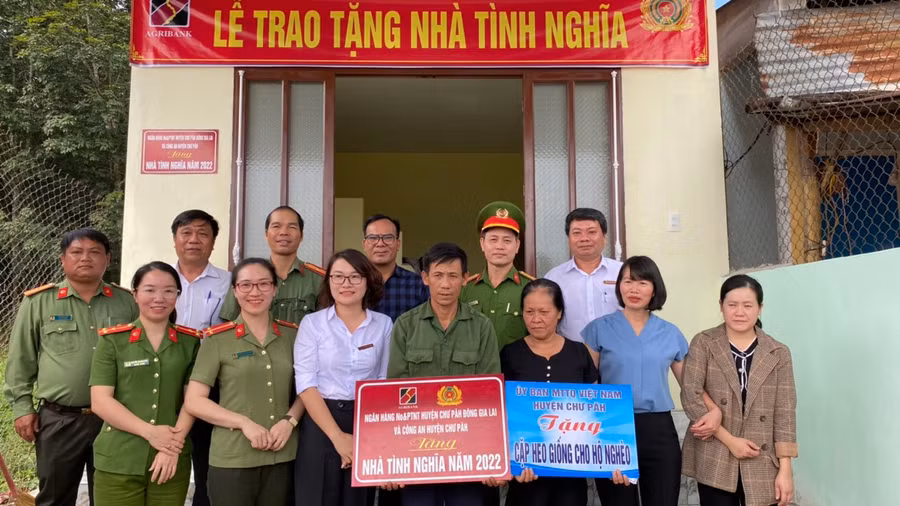 Đại diện các đơn vị tài trợ cùng MTTQ, cấp ủy chính quyền địa phương chia sẻ niềm vui an cư lạc nghiệp với gia đình. Ảnh: Sơn Ca.