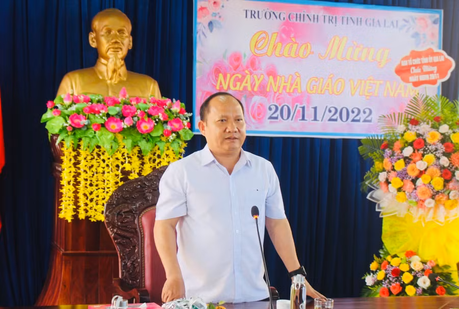 Phó Bí thư Tỉnh ủy Rah Lan Chung phát biểu chúc mừng Trường Chính trị tỉnh nhân kỷ niệm Ngày Nhà giáo Việt Nam. Ảnh: Phan Lài Phó Bí thư Tỉnh ủy Rah Lan Chung phát biểu chúc mừng Trường Chính trị tỉnh nhân kỷ niệm Ngày Nhà giáo Việt Nam. Ảnh: Phan Lài