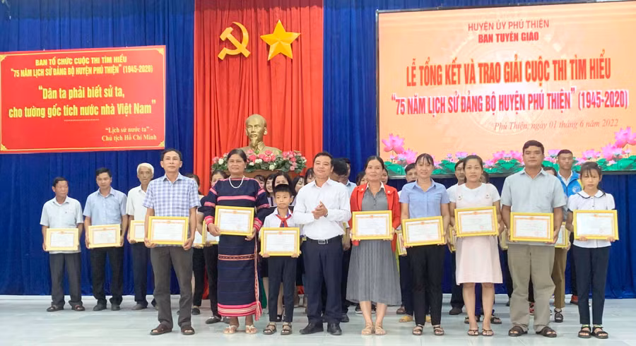 Huyện ủy Phú Thiện tổng kết và trao giải cuộc thi tìm hiểu “75 năm lịch sử Đảng bộ huyện Phú Thiện” (1945-2020). Ảnh: Vũ Chi