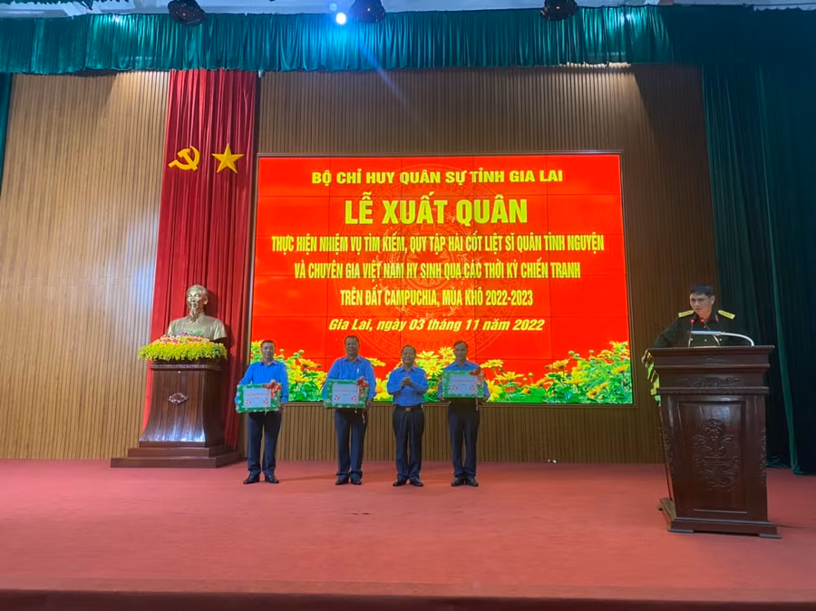 Đại tá Lê Kim Giàu-Ủy viên Ban Thường vụ Tỉnh ủy, Chỉ huy trưởng Bộ Chỉ huy Quân sự tỉnh tặng quà cho Đội K52. Ảnh: Lê Anh