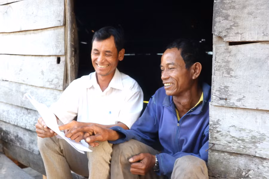 Sau khi được cán bộ xã, chính quyền địa phương phân tích, ông Đinh Văn Ưu (bìa phải, làng Hrách, xã Đak Kơ Ning) đã hiểu, thống nhất hủy bỏ đám cưới của con trai. Ảnh: Ngọc Minh 