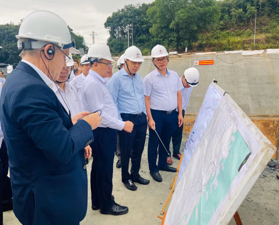Đoàn công tác kiểm tra thực tế tại Dự án Nhà máy Thủy điện Ia Ly mở rộng. Ảnh: Vũ Thảo Đoàn công tác của Bộ Công thương và Phái đoàn Liên minh châu Âu đi khảo sát thực tế tại Dự án Nhà máy Thuỷ điện Ia Ly mở rộng