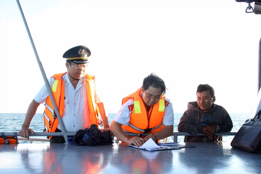 Lực lượng Thanh tra kiểm ngư lập biên bản đối với tàu cá khai thác không đúng vùng quy định. Ảnh: C.K Lực lượng Thanh tra kiểm ngư lập biên bản đối với tàu cá khai thác không đúng vùng quy định. Ảnh: C.K
