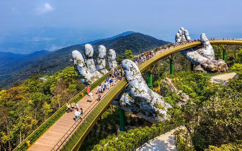 Cầu Vàng Đà Nẵng. Ảnh: Luxury Travel