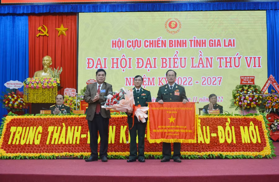 Ông Nay Hứ tái đắc cử Chủ tịch Hội Cựu chiến binh tỉnh Gia Lai nhiệm kỳ 2022-2027 ảnh 2 Phó Chủ tịch UBND tỉnh Kpă Thuyên thừa ủy quyền của Thủ tướng Chính phủ tặng Cờ thi đua của Thủ tướng Chính phủ cho Hội Cựu chiến binh tỉnh. Ảnh: Anh Huy