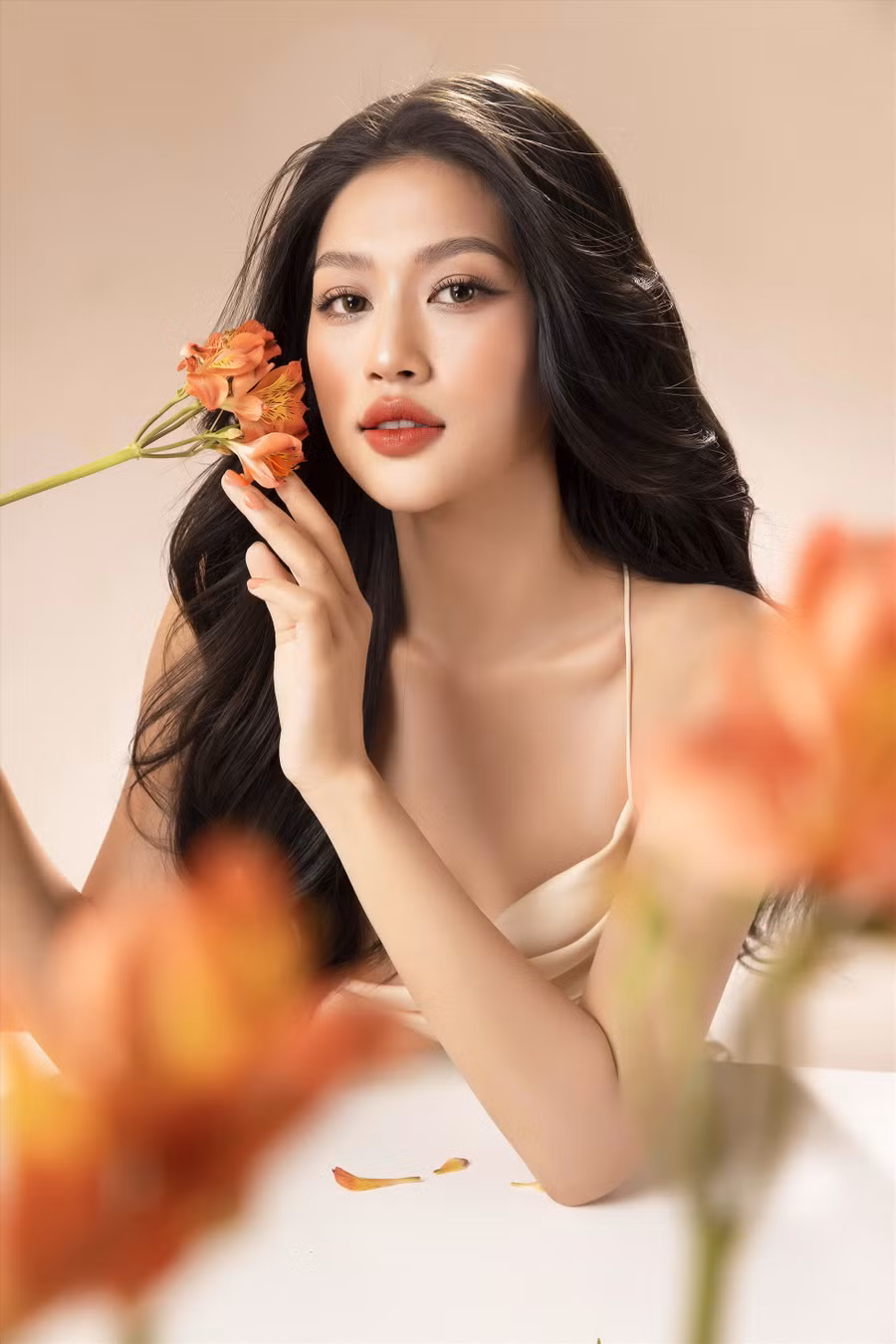 Sở hữu gương mặt sắc sảo nhưng khi theo đuổi phong cách dịu dàng Miss Grand Việt Nam 2022 vẫn thể hiện trọn vẹn những bức hình đậm chất thơ. Ảnh: Lê Thiện Viễn