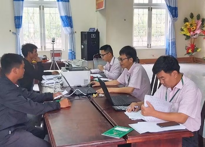 Ngân hàng CSXH đẩy mạnh tuyên truyền về công tác huy động vốn thông qua các điểm giao dịch xã. Ảnh: Sơn Ca