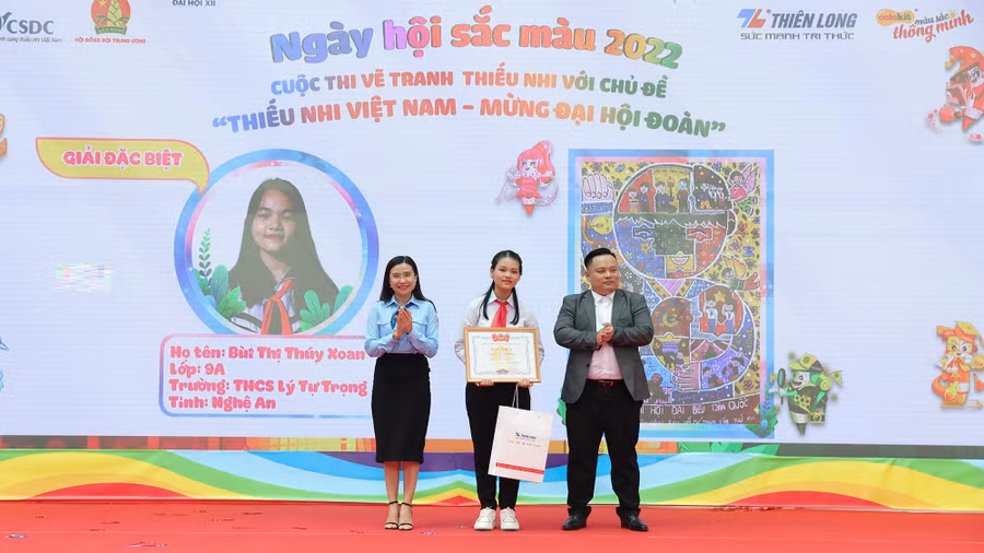 Ban tổ chức trao giải đặc biệt cho nữ sinh lớp 9 ở Nghệ An. Ảnh: Nhật Nam