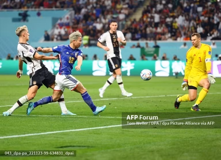 Takuma Asano có pha đi bóng táo bạo và dứt điểm khó tin ấn định chiến thắng 2-1 cho tuyển Nhật Bản trước tuyển Đức. Ảnh: AFP