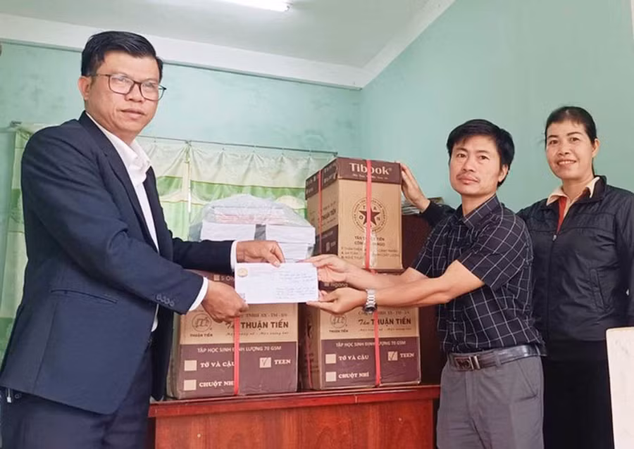 Thầy Phan Ngọc Duy (bìa trái) trao vở và tiền mặt vận động từ các Mạnh Thường Quân cho Trường Tiểu học và THCS Trần Hưng Đạo (xã Ia Rong, huyện Chư Pưh). Ảnh: N.D Thầy Phan Ngọc Duy (bìa trái) trao vở và tiền mặt vận động từ các Mạnh Thường Quân cho Trường Tiểu học và THCS Trần Hưng Đạo (xã Ia Rong, huyện Chư Pưh). Ảnh: N.D