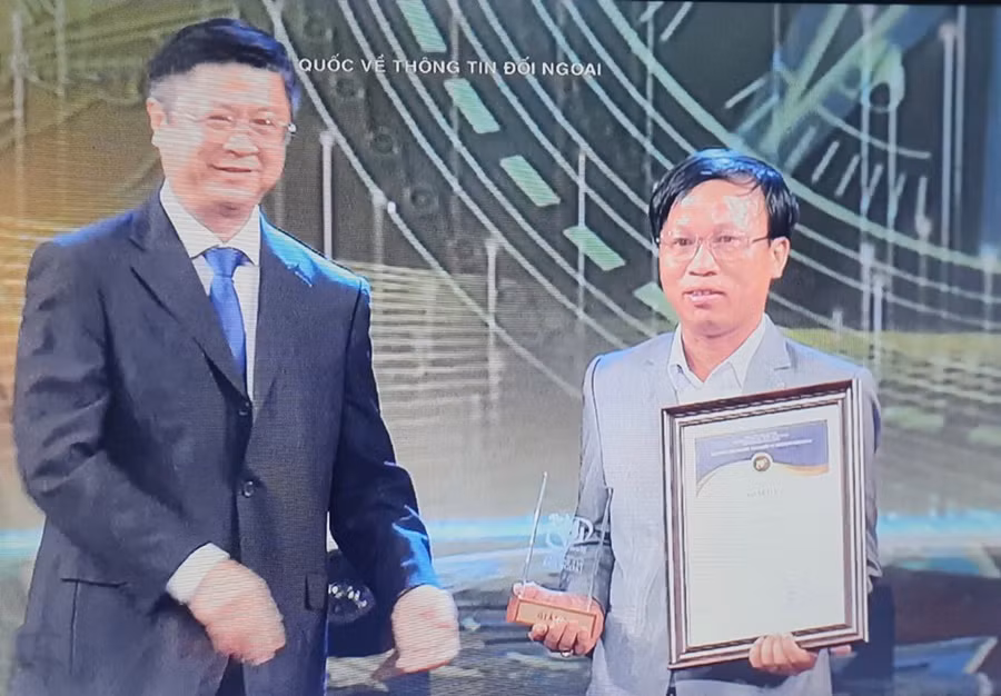 Ban Tổ chức trao giải Ba cho tác giả Nguyễn Vĩnh Hoàng-Báo Gia Lai. Ảnh: Thiên Thanh