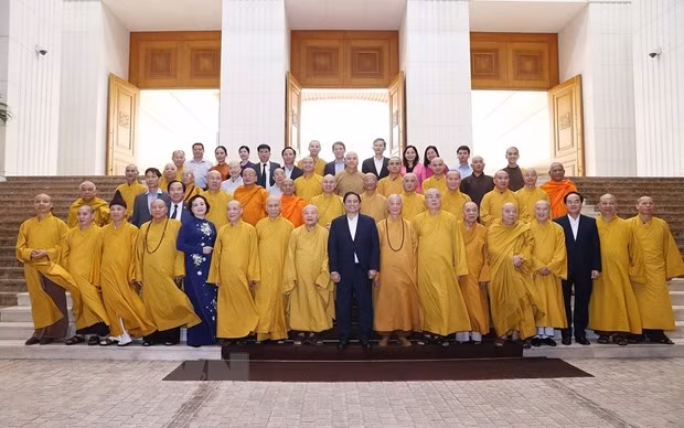  Thủ tướng Phạm Minh Chính với các đại biểu lãnh đạo Giáo hội Phật giáo Việt Nam. (Ảnh: Dương Giang/TTXVN)