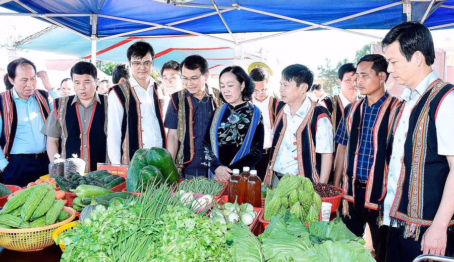 Đoàn công tác Trung ương tham quan gian hàng trưng bày sản phẩm nông nghiệp của người dân làng Wâu tại Ngày hội đại đoàn kết toàn dân tộc. Ảnh: Đức Thụy