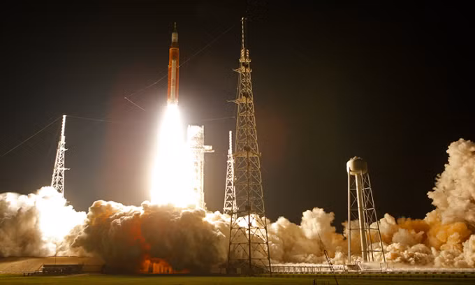 Tàu Orion cất cánh tới quỹ đạo Mặt Trăng trên đỉnh lên lửa SLS. Ảnh: Reuters
