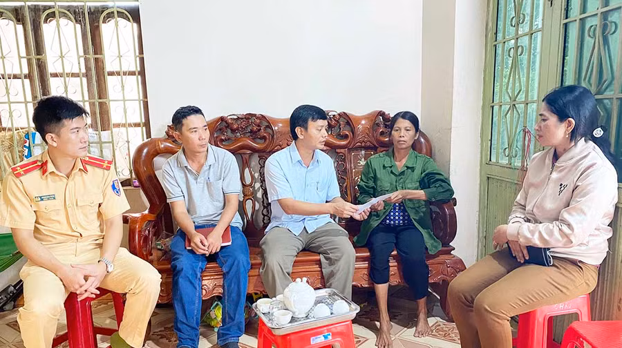  Đại diện Ban An toàn giao thông huyện tặng quà cô Thúy mẹ của nạn nhân T.Đ.V. tại thôn Bình Tây, xã Chư Răng. Ảnh: Mai Linh