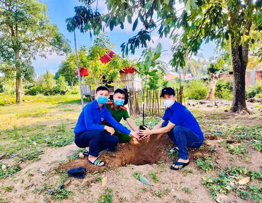  Không chỉ thực hiện tốt công tác chuyên môn, anh Nguyễn Chí Linh (bìa trái) còn tích cực tham gia hoạt động Đoàn. Ảnh: N.H