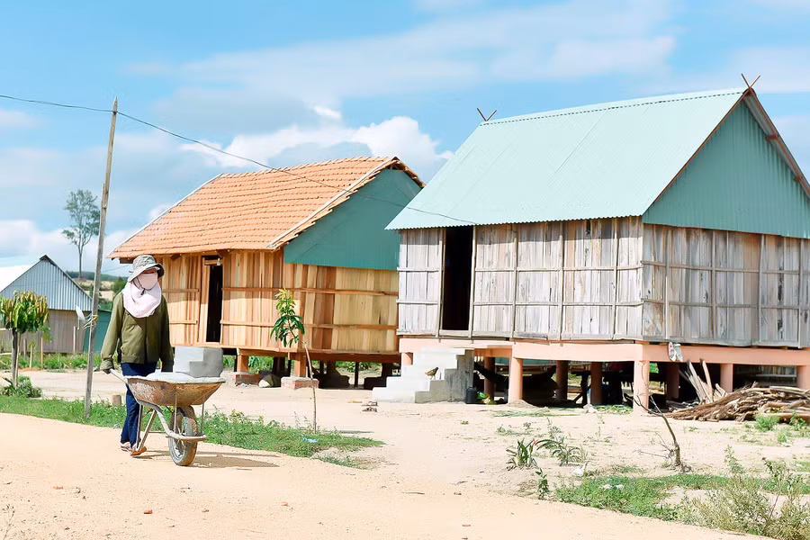 Nguồn vốn tín dụng chính sách giúp các hộ DTTS có điều kiện sửa chữa, xây mới nhà ở. Ảnh: Đức Thụy