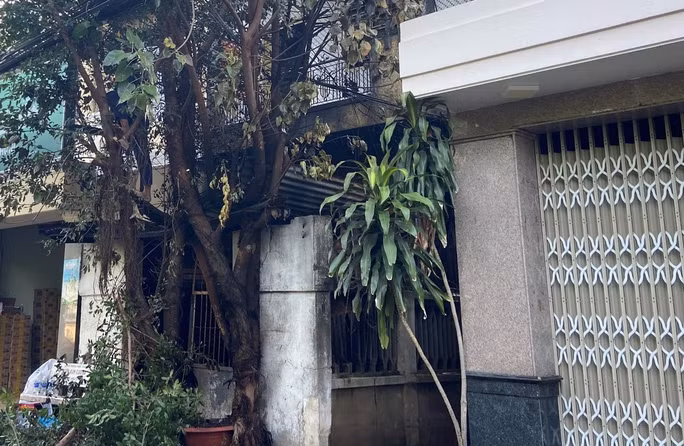 Lối thoát hiểm bị tắt nghẽn khi ngôi nhà bị cháy.