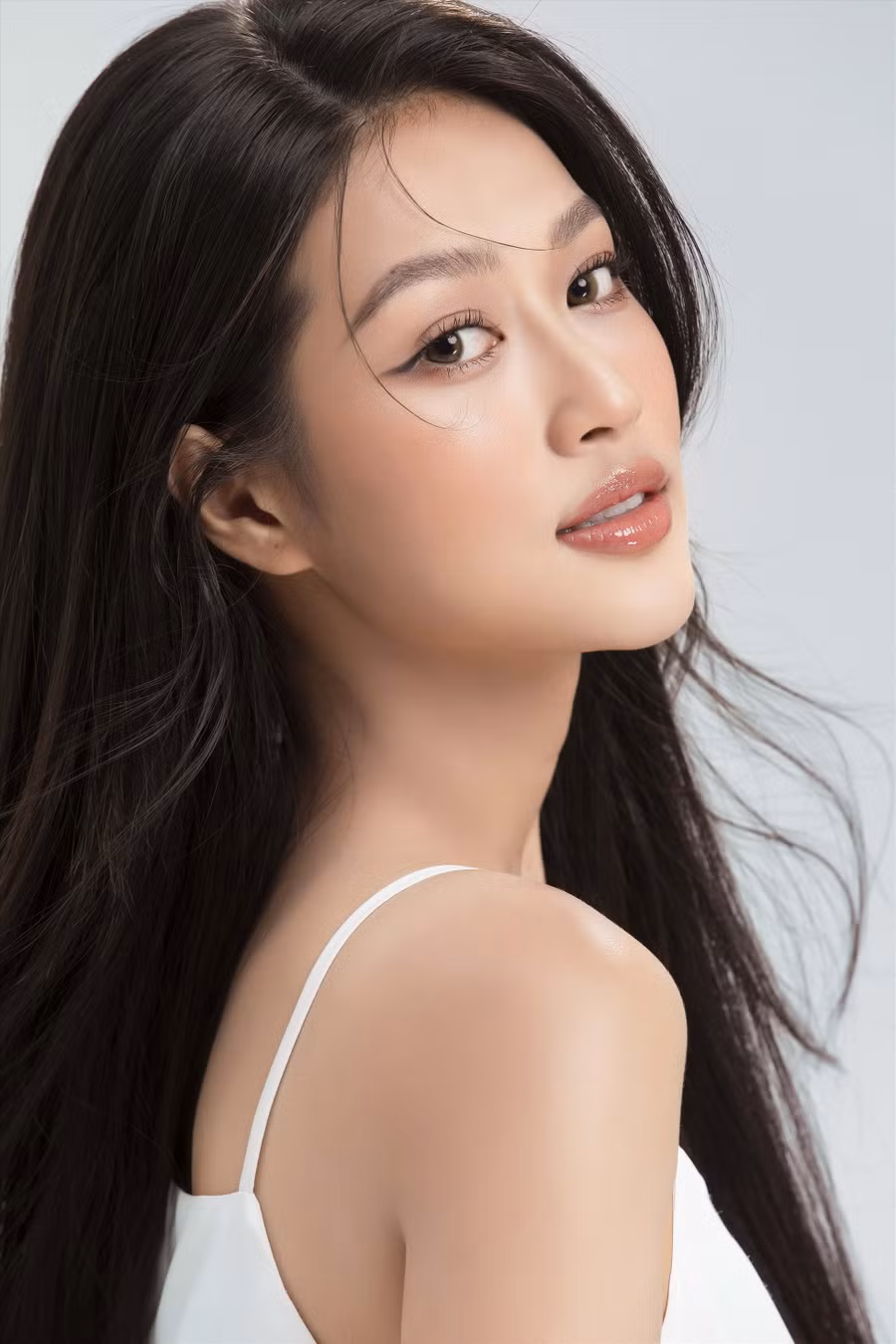Gần đây, cô cùng top 5 Miss Grand Việt Nam 2022 đã có những hoạt động đầu tiên cùng nhau sau đăng quang. Hoa hậu sinh năm 2000 cho biết sắp tới cô sẽ thử sức với vai trò mới cùng với những hình ảnh đa dạng hơn nữa. Ảnh: Lê Thiện Viễn.