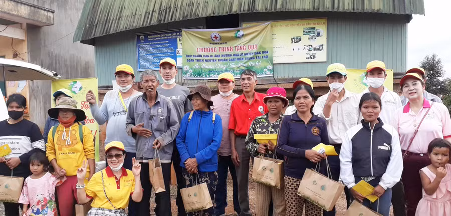  Đoàn công tác tặng quà cho người nghèo, khó khăn bị ảnh hưởng bởi mưa bão tại xã Đăk Sơ Mei, huyện Đak Đoa. Ảnh: Hồng Ngọc