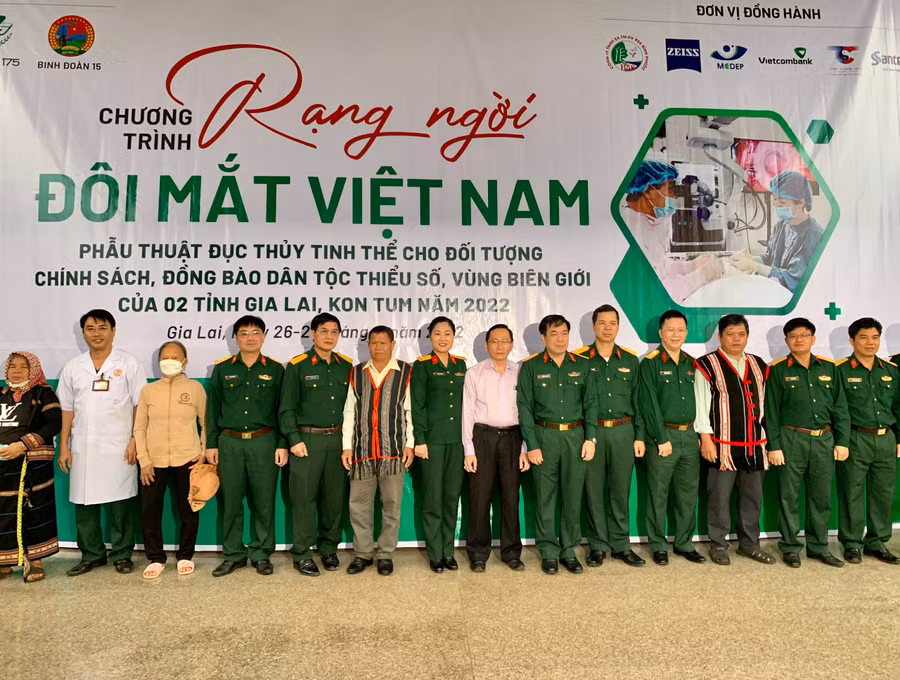 Chương trình “Rạng ngời đôi mắt Việt Nam” Binh đoàn 15 phối hợp với Bệnh viện Quân y 175 thực hiện. Ảnh: Như Nguyện