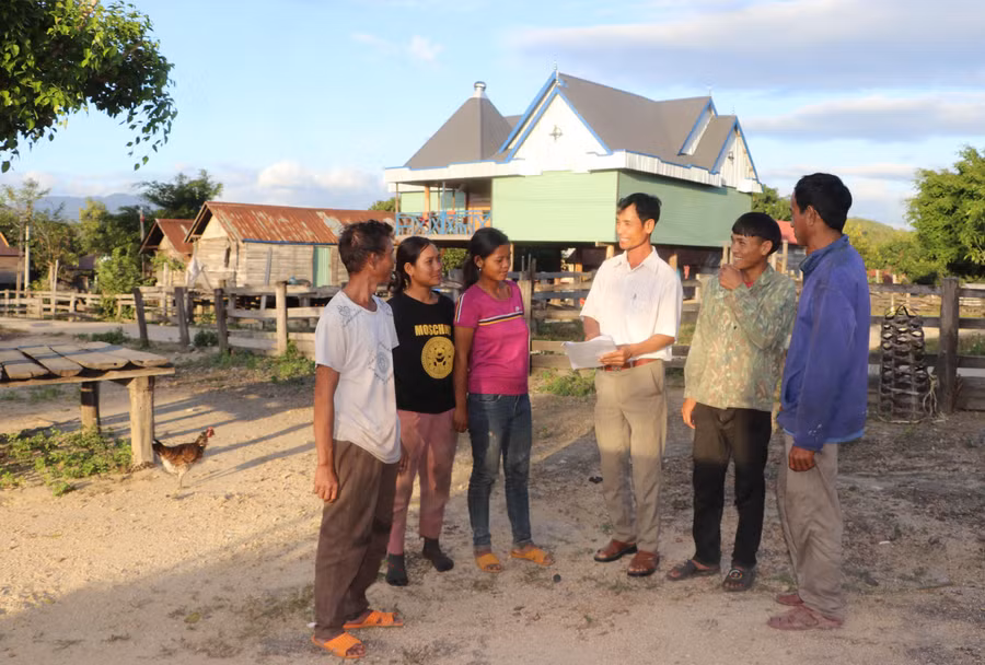 Nỗ lực ngăn chặn tảo hôn và hôn nhân cận huyết thống (GLO)- Với sự vào cuộc của cả hệ thống chính trị, tình trạng tảo hôn và hôn nhân cận huyết trong đồng bào dân tộc thiểu số tại huyện Kông Chro từng bước được đẩy lùi. Trước đây, tình trạng tảo hôn và hôn nhân cận huyết thống tại thôn 1 (xã Sró) xảy ra thường xuyên, để lại nhiều hệ lụy. Trước tình hình đó, xã đã thành lập tổ công tác thường xuyên tổ chức các buổi tư vấn, sinh hoạt nhóm, tuyên truyền về Luật Hôn nhân và gia đình, Pháp lệnh dân số cũng như tác hại của việc tảo hôn và hôn nhân cận huyết thống. Ông Đinh Úch-Bí thư Chi bộ kiêm Trưởng thôn 1-chia sẻ: “Thôn có 109 hộ, gần 560 khẩu, người Bahnar chiếm hơn 90%. Nhờ làm tốt công tác tuyên truyền mà nhận thức của bà con ngày được nâng cao. Năm ngoái, thôn chỉ xảy ra 1 trường hợp tảo hôn. Riêng từ đầu năm đến nay không có trường hợp nào”. Cuối tháng 10 vừa qua, gia đình ông Đinh Văn Ưu (làng Hrách) bị UBND xã Đak Kơ Ning phạt 2 triệu đồng và đưa ra kiểm điểm trước dân vì tổ chức đám cưới cho con trai khi chưa đủ tuổi kết hôn. Ông Ưu nói: “Con trai mình sinh năm 2007. Nó sang xã Yang Nam làm thuê có quen biết và đưa bạn gái về nhà. Thấy vậy, gia đình chuẩn bị tổ chức cưới hỏi thì chính quyền địa phương phát hiện. Sau khi nghe cán bộ xã phân tích, vợ chồng mình đã hiểu nên thống nhất hủy đám cưới, đợi đến khi con đủ tuổi mới cho kết hôn”. Theo ông Đỗ Hà Quang-Bí thư Đảng ủy xã Đak Kơ Ning: Những năm qua, các thôn, làng tổ chức cho các hộ dân ký cam kết không tổ chức cho con, cháu khi chưa đủ tuổi đăng ký kết hôn; đưa nội dung quy định về độ tuổi đăng ký kết hôn theo Luật Hôn nhân và gia đình vào hương ước, quy ước. Cùng với đó, những gia đình, người mai mối vi phạm hương ước thì đưa ra kiểm điểm trước dân làng; đồng thời đề nghị ngành chức năng có biện pháp xử lý nghiêm để tăng tính răn đe đối với người vi phạm. “Từ năm 2020 đến nay, trên địa bàn xã không để xảy ra trường hợp nào tảo hôn và hôn nhân cận huyết thống”-ông Quang cho biết. Với sự nỗ lực vào cuộc của cả hệ thống chính trị từ huyện đến cơ sở, từ đầu năm đến nay, trên địa bàn huyện Kông Chro chỉ xảy ra 17 vụ tảo hôn, giảm 54 vụ so với năm 2021. Đặc biệt, không còn tình trạng hôn nhân cận huyết thống. Theo ông Đinh Thanh Xuân-Trưởng ban Dân vận Huyện ủy, Chủ tịch Ủy ban MTTQ Việt Nam huyện: Có được kết quả này là nhờ Huyện ủy, UBND, Ủy ban MTTQ cùng các ngành, đoàn thể chung tay vào cuộc đẩy mạnh tuyên truyền. Đến nay, 100% thôn, làng đã xây dựng, sửa đổi bổ sung hương ước, quy ước phù hợp với tình hình mới và được UBND huyện phê duyệt. Cũng theo ông Xuân, để đẩy lùi tình trạng tảo hôn và hôn nhân cận huyết thống trong đồng bào dân tộc thiểu số, thời gian tới, các cấp, các ngành cần tiếp tục đẩy mạnh công tác tuyên truyền, phổ biến, giáo dục pháp luật về hôn nhân và gia đình; đồng thời tuyên truyền, phổ biến, cung cấp thông tin, kiến thức pháp luật về hôn nhân và gia đình trong trường học. Các hội, đoàn thể, địa phương tiếp tục lồng ghép tuyên truyền, vận động gắn với các hoạt động văn hóa, lễ hội cộng đồng. Phát huy vai trò của người uy tín trong đồng bào dân tộc thiểu số, xây dựng các gương điển hình trong tuyên truyền, vận động xóa bỏ tình trạng tảo hôn, hôn nhân cận huyết thống và công tác dân số-kế hoạch hóa gia đình. Cùng với đó, đưa công tác phòng-chống tảo hôn vào nghị quyết của cấp ủy Đảng, chương trình, kế hoạch hoạt động hàng năm của chính quyền và các đoàn thể tại địa phương. NGỌC MINH Cán bộ xã Đak Kơ Ning (huyện Kông Chro) tuyên truyền cho người dân về Luật Hôn nhân và gia đình cũng như tác hại của việc tảo hôn và hôn nhân cận huyết thống. Ảnh: Ngọc Minh