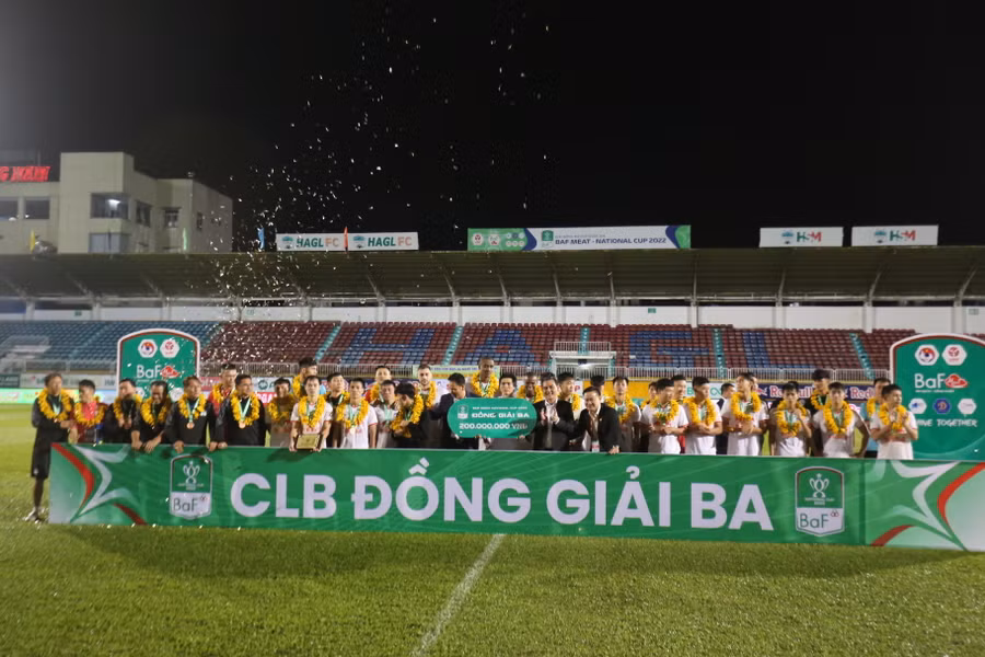 HLV Kiatisak vừa cùng HAGL giành huy chương đồng ở Cúp Quốc gia 2022. Ảnh: Văn Ngọc HLV Kiatisak vừa cùng HAGL giành huy chương đồng ở Cúp Quốc gia 2022. Ảnh: Văn Ngọc