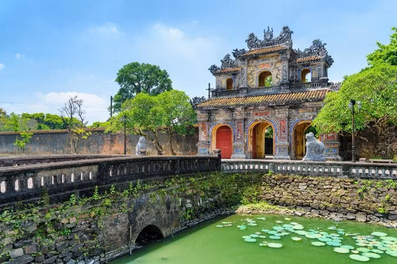 Cố đô Huế - điểm đến cho những người yêu thích trải nghiệm xưa cũ. Ảnh: Booking.com
