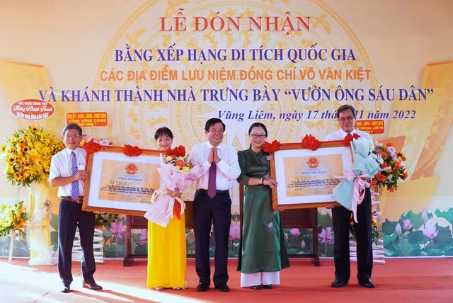 Lễ đón nhận Bằng xếp hạng di tích lịch sử Quốc gia các địa điểm lưu niệm đồng chí Võ Văn Kiệt gồm: Khu lưu niệm Thủ tướng Võ Văn Kiệt và đình Bình Phụng. Ảnh: Báo Chính Phủ Lễ đón nhận Bằng xếp hạng di tích lịch sử Quốc gia các địa điểm lưu niệm đồng chí Võ Văn Kiệt gồm: Khu lưu niệm Thủ tướng Võ Văn Kiệt và đình Bình Phụng. Ảnh: Báo Chính Phủ
