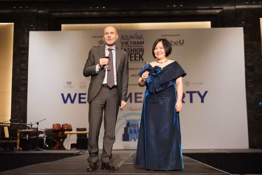 Bà Trang Lê cùng Mr. Antonio Alessandro - Đại sứ đặc mệnh toàn quyền Italy tại Việt Nam trên sân khấu buổi Welcome Party.
