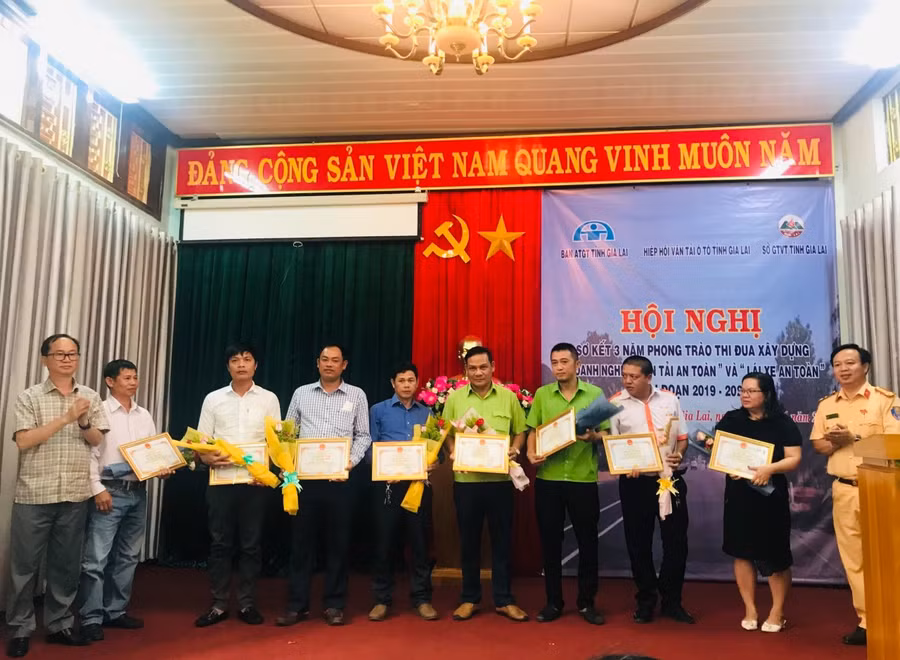 Lãnh đạo Sở GTVT tặng giấy khen cho các cá nhân có thành tích xuất sắc trong phong trào thi đua xây dựng “Doanh nghiệp vận tải an toàn” và “Lái xe an toàn”. Ảnh: Lê Anh