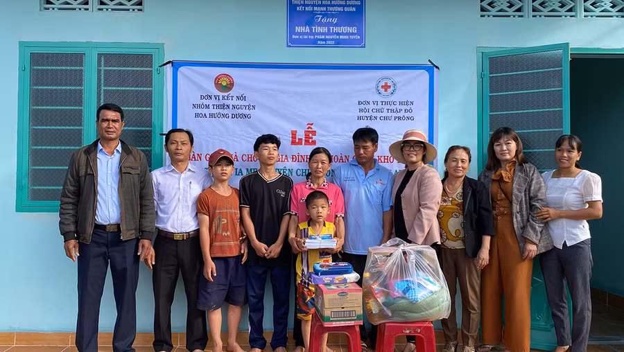 Đoàn công tác bàn giao nhà tình thương cho gia đình ông Phan Văn Sao. Ảnh: Hồng Ngọc Đoàn công tác Bàn giao tình thương cho gia đình ông Phan Văn Sao thôn Xuân Me, xã Ia Me, huyện Chư Prông. Ảnh: Hồng Ngọc