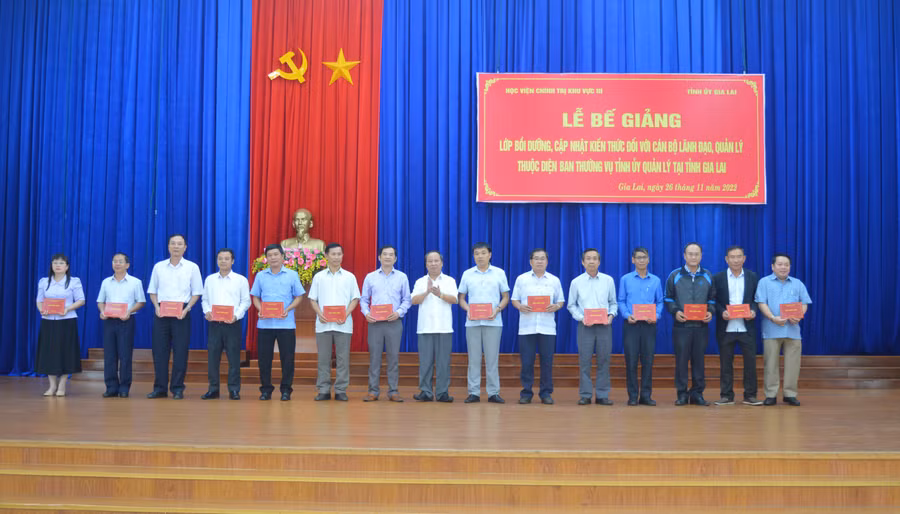 Phó Bí thư Tỉnh ủy Châu Ngọc Tuấn trao giấy chứng nhận hoàn thành lớp bồi dưỡng cho các học viên. Ảnh: Anh Huy