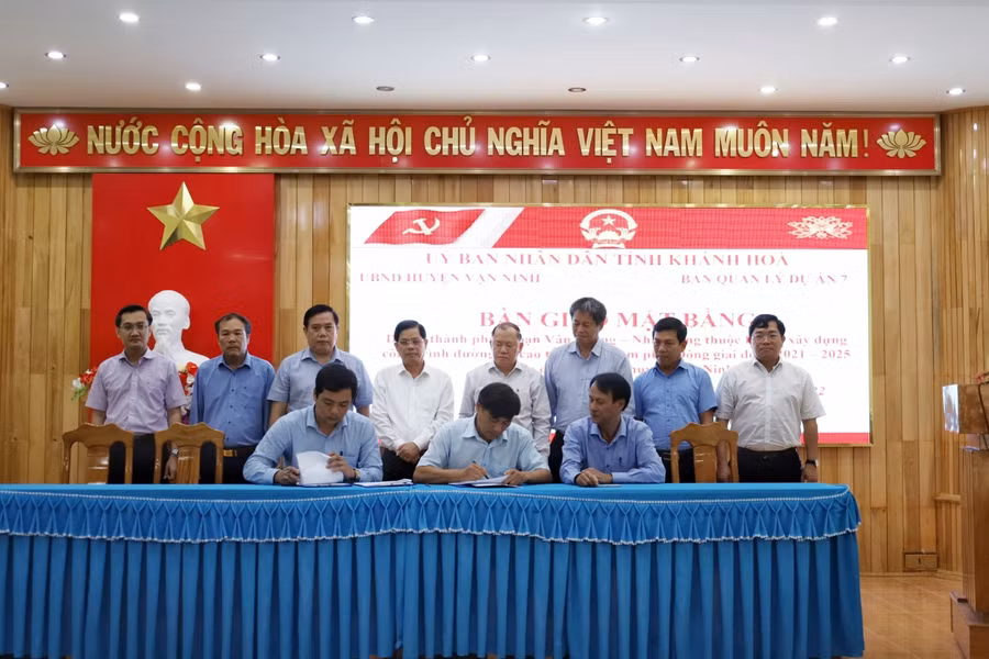 Lễ ký kết bàn giao mặt bằng giữa H.Vạn Ninh và Ban Quản lý dự án 7. Ảnh: M.H