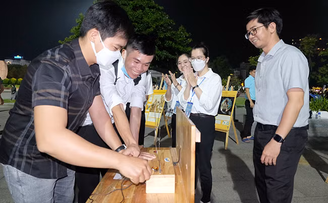 Nhiều bạn trẻ hào hứng với các trò chơi khoa học. Ảnh: Báo Bình Định