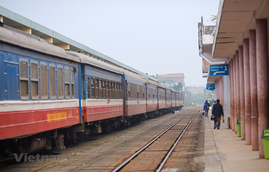 Ngành Đường sắt bổ sung thêm vé tàu đi khu vực miền Trung trong dịp Tết Quý Mão 2023. (Ảnh: Minh Sơn/Vietnam+)