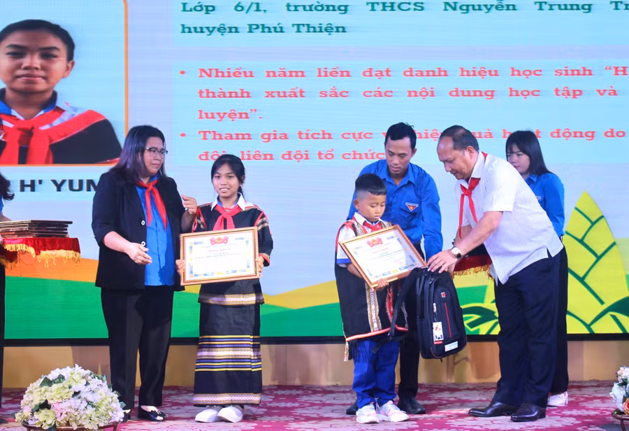 Đồng chí Rah Lan Chung (bìa phải)-Phó Bí thư Tỉnh ủy, Trưởng ban Nội chính Tỉnh ủy và đồng chí Hà Thị Giang Thảo (bìa trái)-Bí thư Tỉnh Đoàn tặng bằng khen của Ban Chấp hành Tỉnh Đoàn cho các thiếu nhi tiêu biểu. Ảnh: Phan Lài