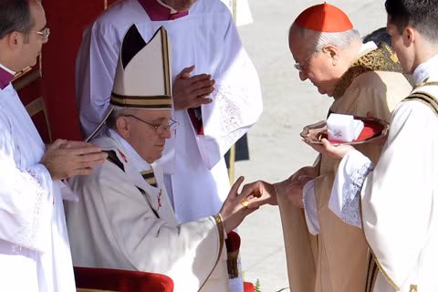 Hồng y Italy Angelo Sodano trao chiếc nhẫn Ngư phủ bạc mạ vàng cho Giáo hoàng Francis.