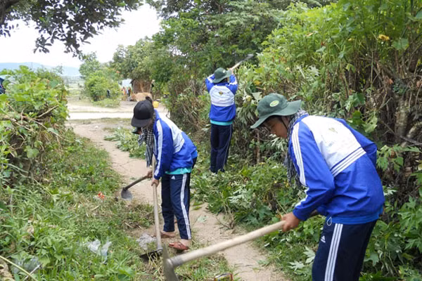 Thanh niên tham gia vệ sinh môi trường nông thôn. Ảnh: Hoàng Ngọc