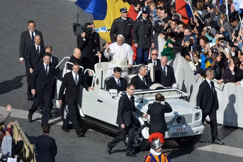 Trước 9h sáng theo giờ Vatican, Giáo hoàng Francis rời nơi ở trong tòa thánh để đi vòng quanh quảng trường St. Peter trên xe riêng. Đông đảo nhân viên an ninh hộ tống xung quanh xe.