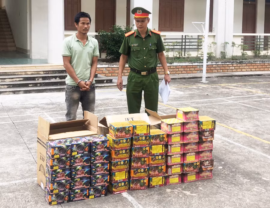 Đối tượng Dũng cùng tang vật bị thu giữ. Ảnh: Văn Ngọc