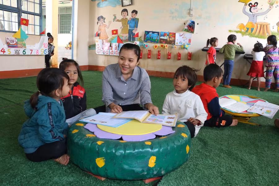 Dạy tiếng Việt cho các em học sinh được Trường Mầm non 30-4 (xã Chơ Long, huyện Kông Chro) đặc biệt chú trọng. Ảnh: Quang Tấn