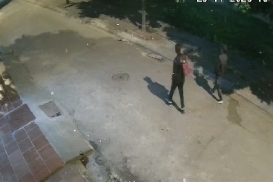  Camera an ninh ghi lại hình ảnh Vũ Như Hoàng vào nhà nghỉ trước khi bóp cổ bạn gái. Ảnh cắt từ clip (D.Hiệp).