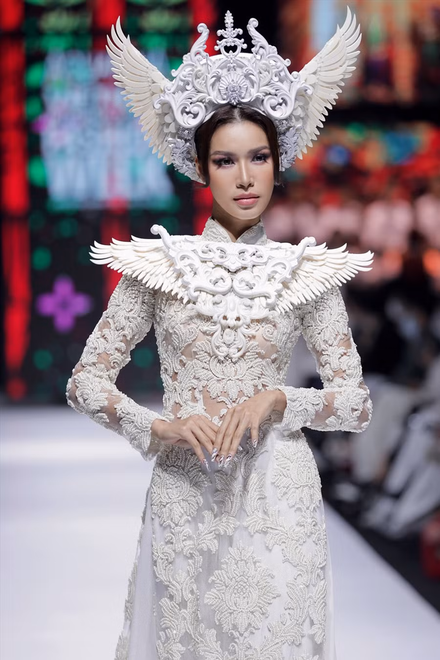 Siêu mẫu Minh Tú và Hoa hậu hoàn Khánh Vân tỏa sáng trong chiếc áo dài sắc trắng đêm qua.