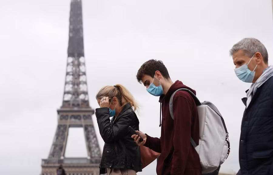  Người dân đeo khẩu trang phòng lây nhiễm COVID-19 tại Paris, Pháp. (Ảnh: THX/TTXVN)