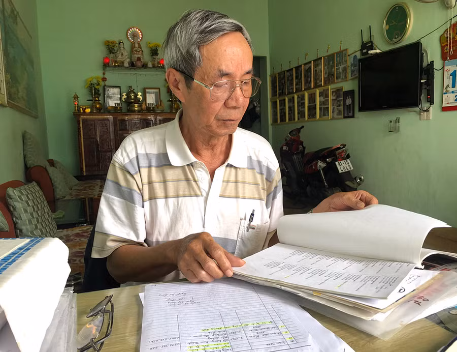 Cựu chiến binh Nguyễn Thế Lương (phường Yên Đổ, TP. Pleiku) xem lại danh sách C90. Ảnh: Anh Huy