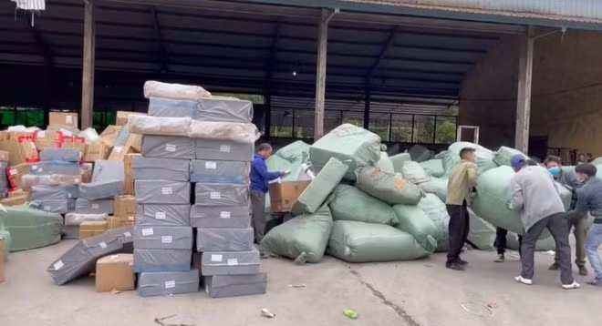 Đã có hơn 500 tấn hàng lậu bị cơ quan chức năng phát hiện và thu giữ - Ảnh: Đình Trường