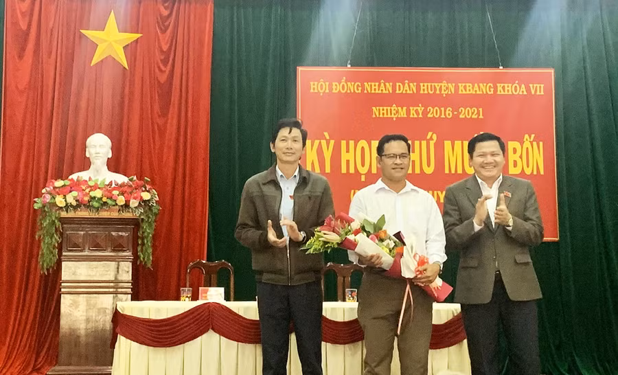  Ông Trương Văn Đạt (bìa phải)-Ủy viên Ban Thường vụ Tỉnh ủy, Bí thư Huyện ủy, Chủ tịch HĐND huyện Kbang tặng hoa chúc mừng ông Y Phương-tân Phó Chủ tịch UBND huyện. Ảnh: Hà Duyệt