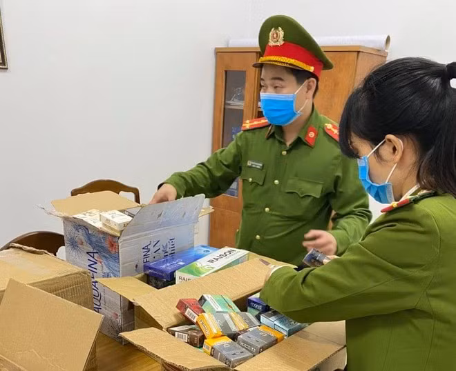 Công an Q.Sơn Trà kiểm tra, thu giữ số lượng thuốc lá lậu, thuốc lá gây ảo giác - ẢNH: NGUYỄN TÚ