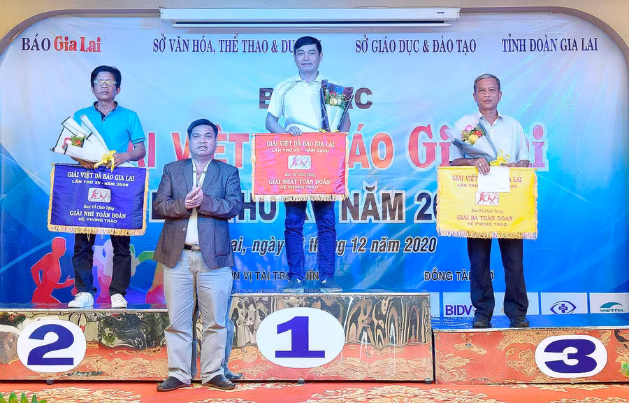 Phó Chủ tịch UBND tỉnh Kpă Thuyên trao giải toàn đoàn hệ phong trào cho các đoàn VĐV đạt thành tích cao. Ảnh: Đức Thụy